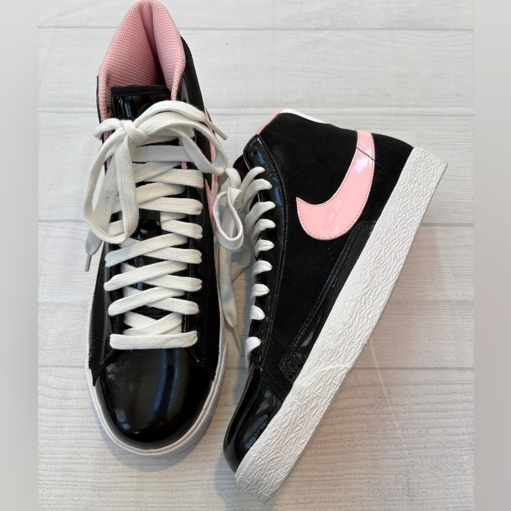 Nike Valentines Black and Pink Sneakers